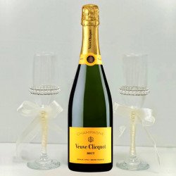 Pearl Edition Veuve Clicquot Champagne And Flutes Gift Set