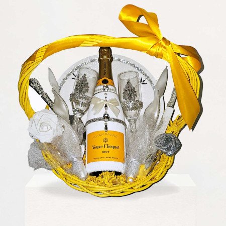Luxurious Veuve Clicquot Wedding Gift Basket with Tableware Set Luxurious Veuve Clicquot Wedding Gift Basket with Tableware Set