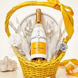 Luxurious Veuve Clicquot Wedding Gift Basket with Tableware Set Luxurious Veuve Clicquot Wedding Gift Basket with Tableware Set